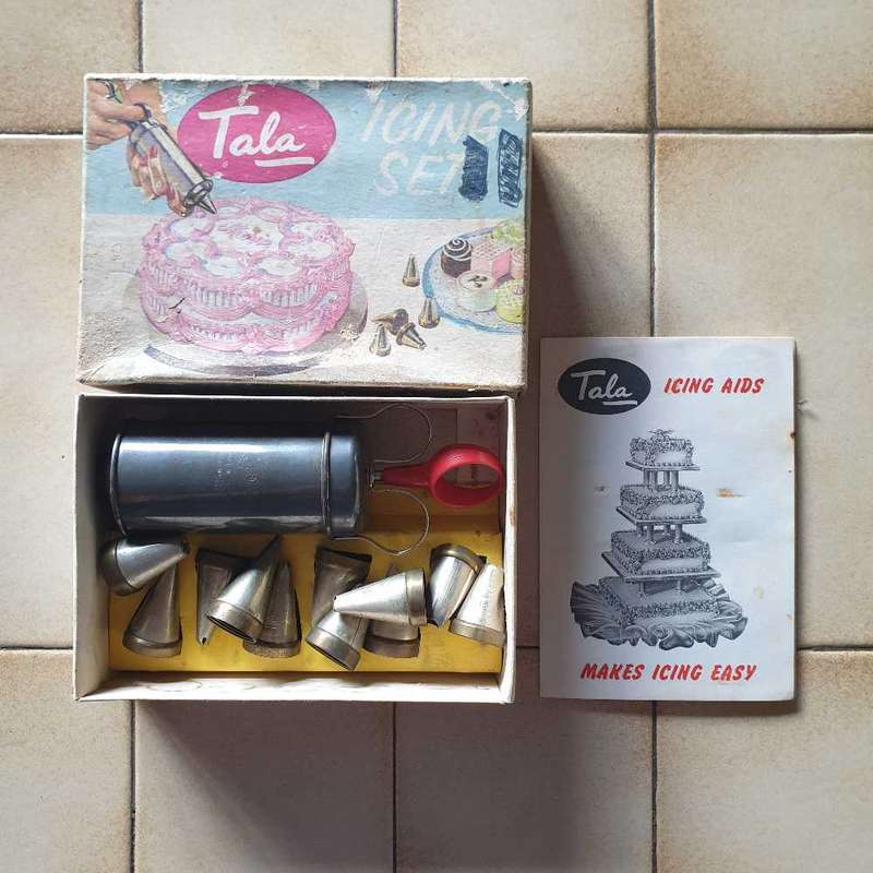 TALA ICING SET NO 1705 - Syringe + 11 Tubes - Pamphlet & Original Box Included