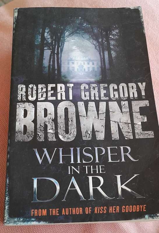 Whisper in the dark-Robert Gregory Browne