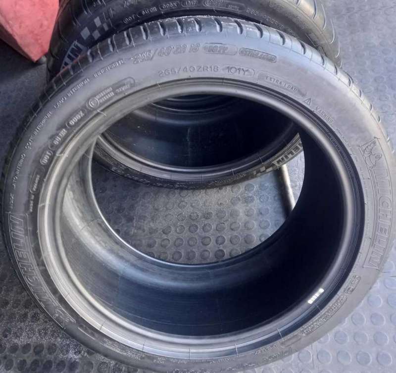 265/40/18 Michelin Pilot Super Sport.