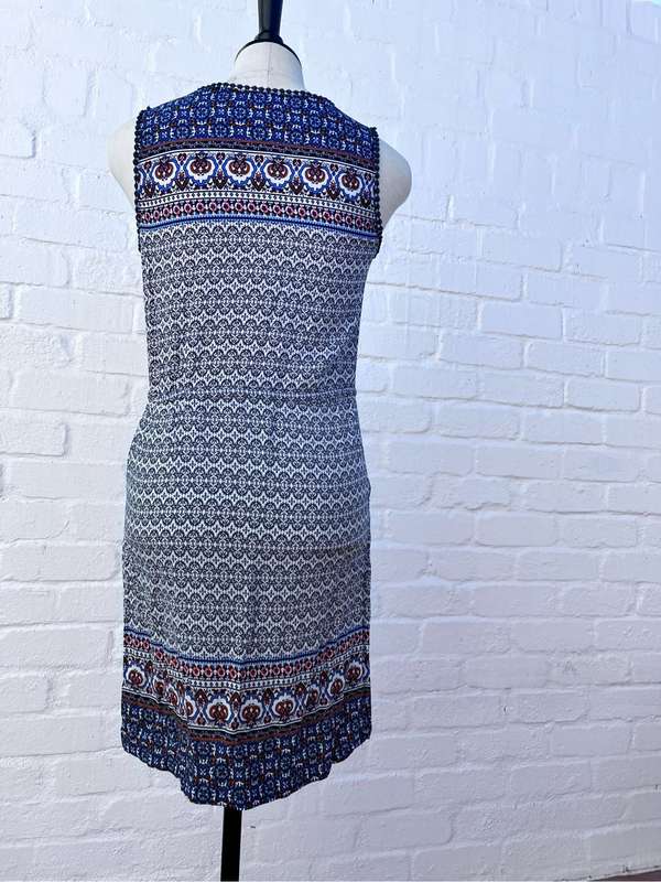 Cute cool blue-and-white dress with pockets - size 10