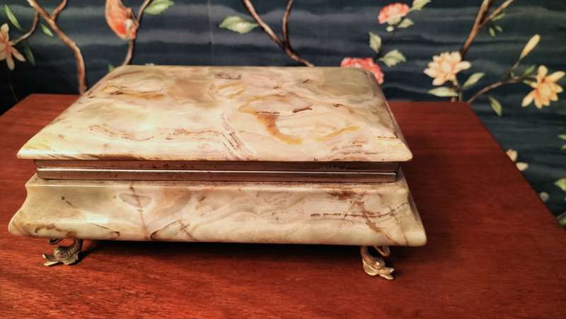 Large Onyx Jewellery Box with Fish Shaped Feet