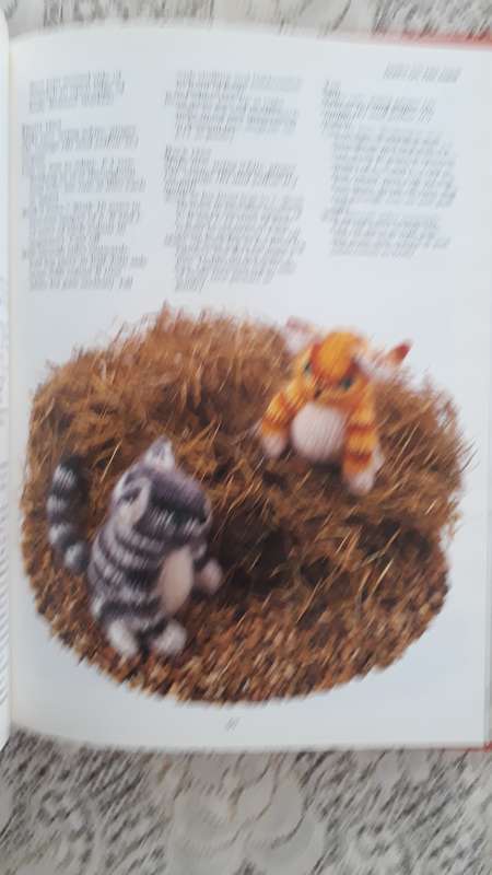 CRAFT KNITTING BOOK - WORLD OF KNITTED TOYS BY KATH DALMEY`S