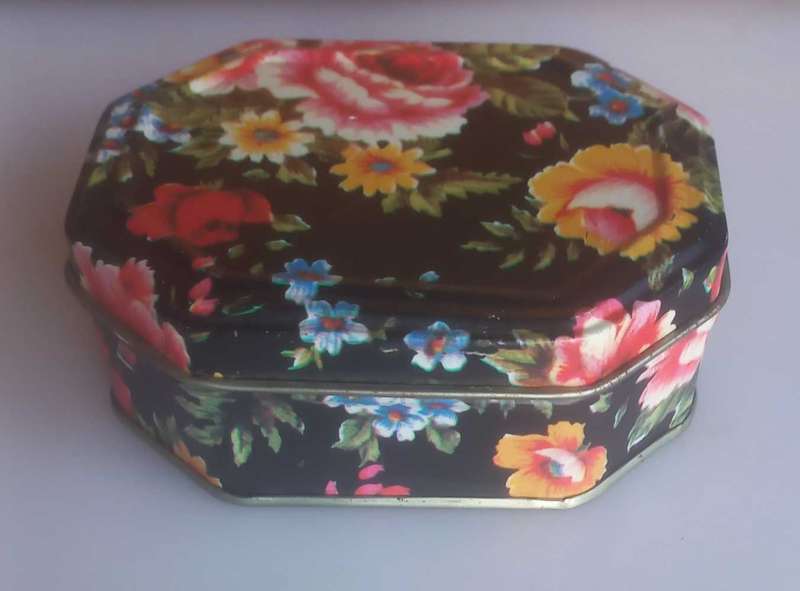 Small flower tin
