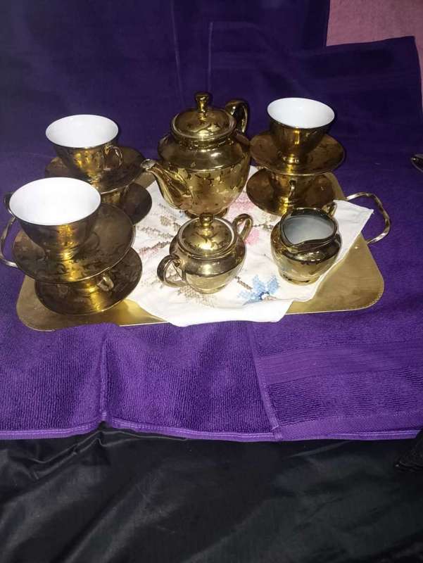 Porcelain Teaset with pattern.