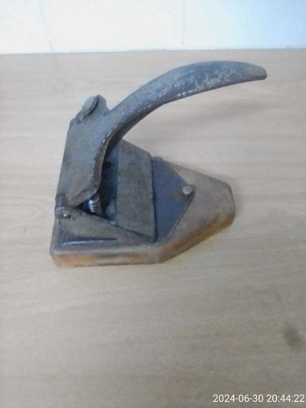 VINTAGE HEAVY DUTY OFFICE PAPER PUNCH