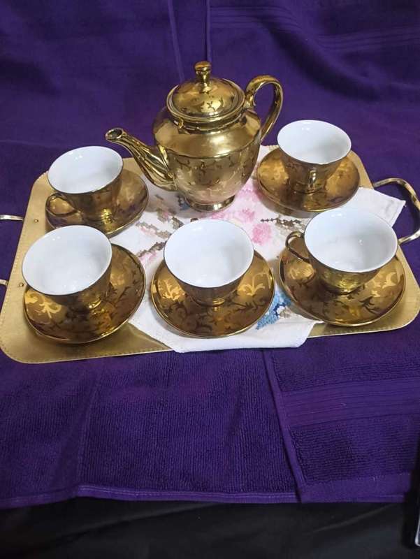 Porcelain Teaset with pattern.