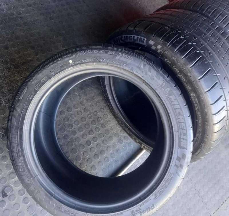 265/40/18 Michelin Pilot Super Sport.