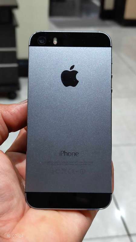 Apple iPhone 5s 32GB Space Gray(pre owned) on special !!!!