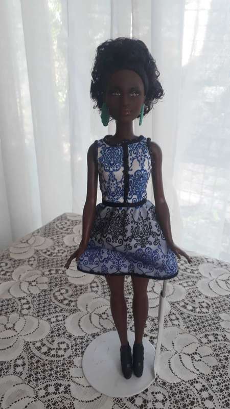 COLLECTABLE BARBIE PETITE FASHIONITAS - MINT/NEW CONDITION JUST MISSING HER BOX!
