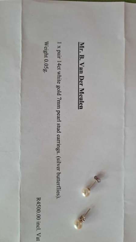 Pearl stud earings on 14 ct wg