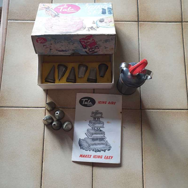 TALA ICING SET NO 1705 - Syringe + 11 Tubes - Pamphlet & Original Box Included