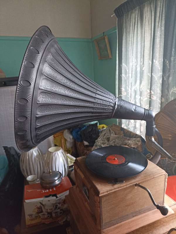 His Master`s Voice gramophone