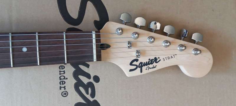 Fender Squier Bullet Strat with Frontman 10G Amp