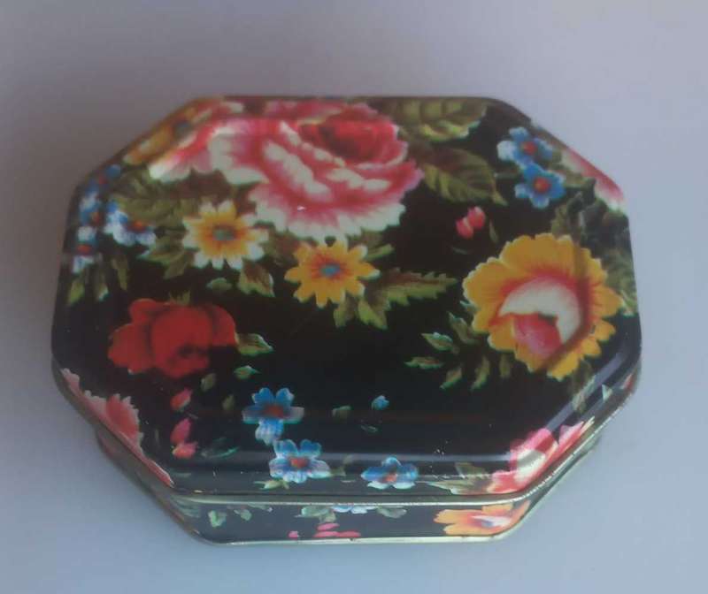Small flower tin