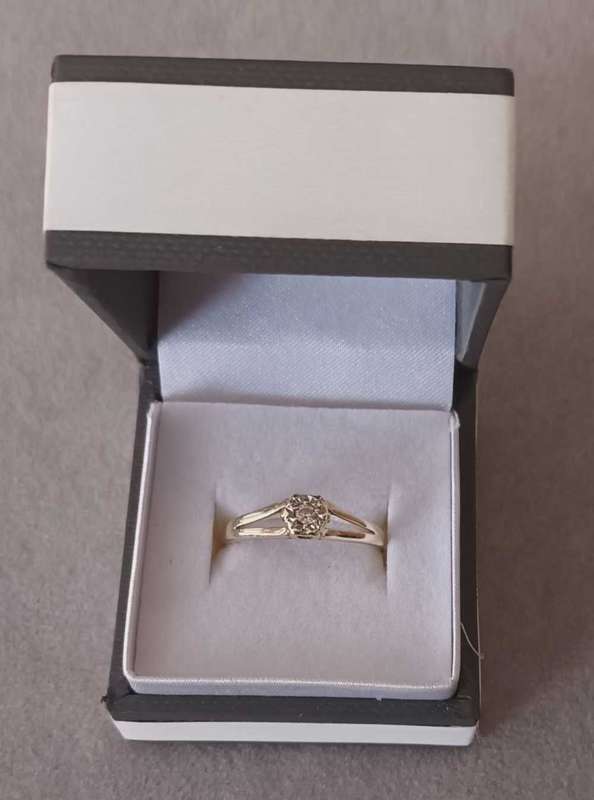 9ct White Gold Ring with .09ct Diamond. Valued at R7499. Certificate included.