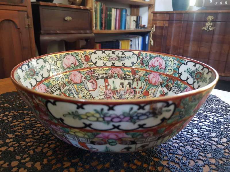 Early 19th Century Rose Medallion, Qing Dynasty, Decorative Chinese Bowl.