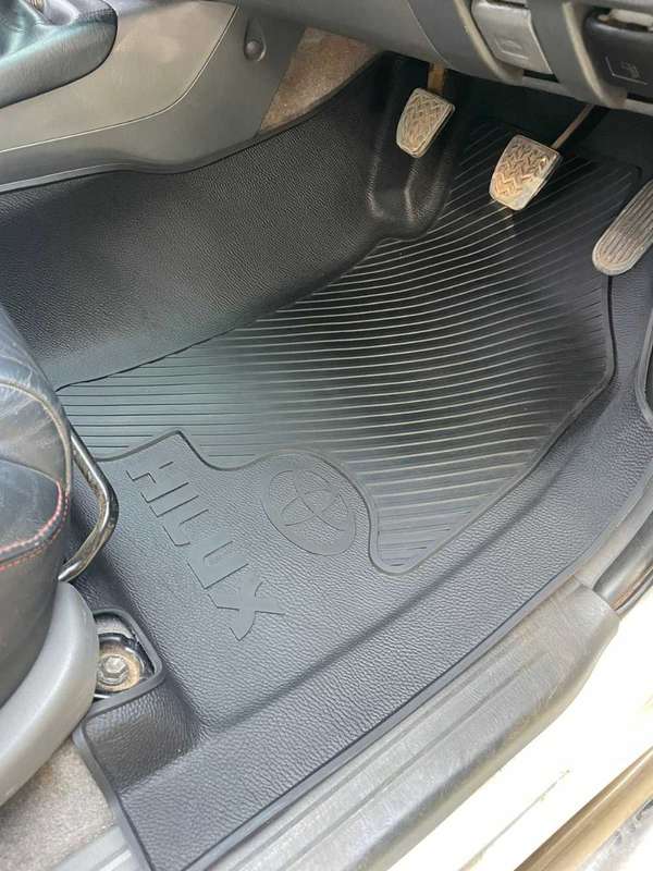 Toyota Hilux D4D DC 2005-2015 Heavy Duty Moulded Mats