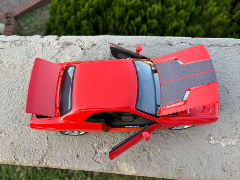 2006 1/18 Dodge Challenger Concept Red Diecast model