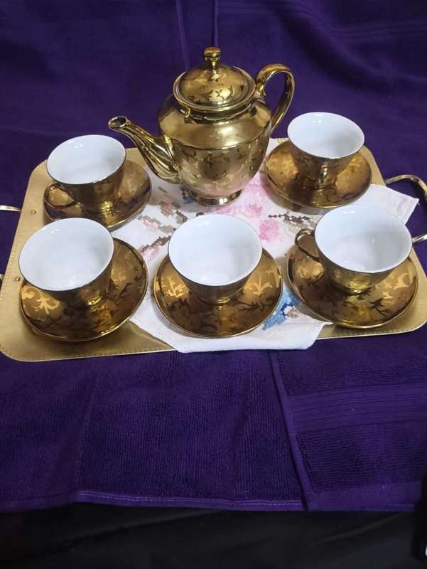 Porcelain Teaset with pattern.