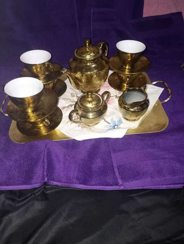 Porcelain Teaset with pattern.