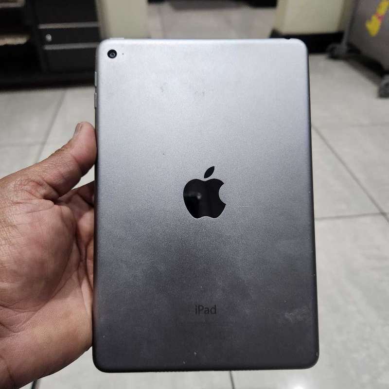 iPad mini 4 128GB wifi only Space gray (Cracked Touch)[Pre owned]