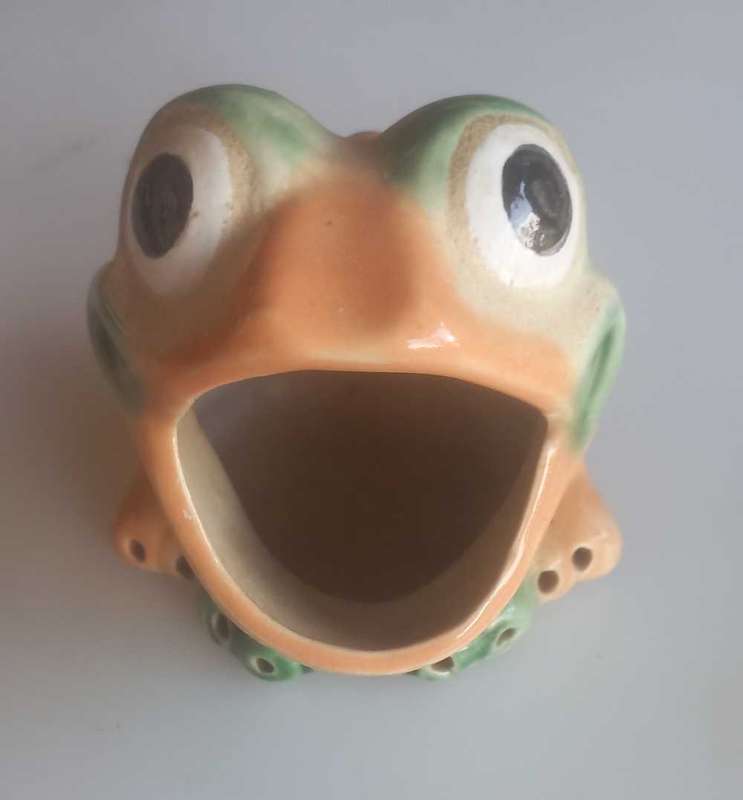 Widemouth frog figurine
