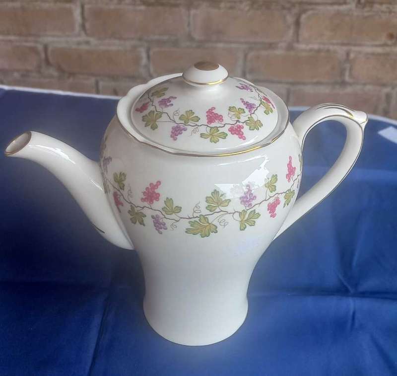 Shelley England wine grape 13698 teapot