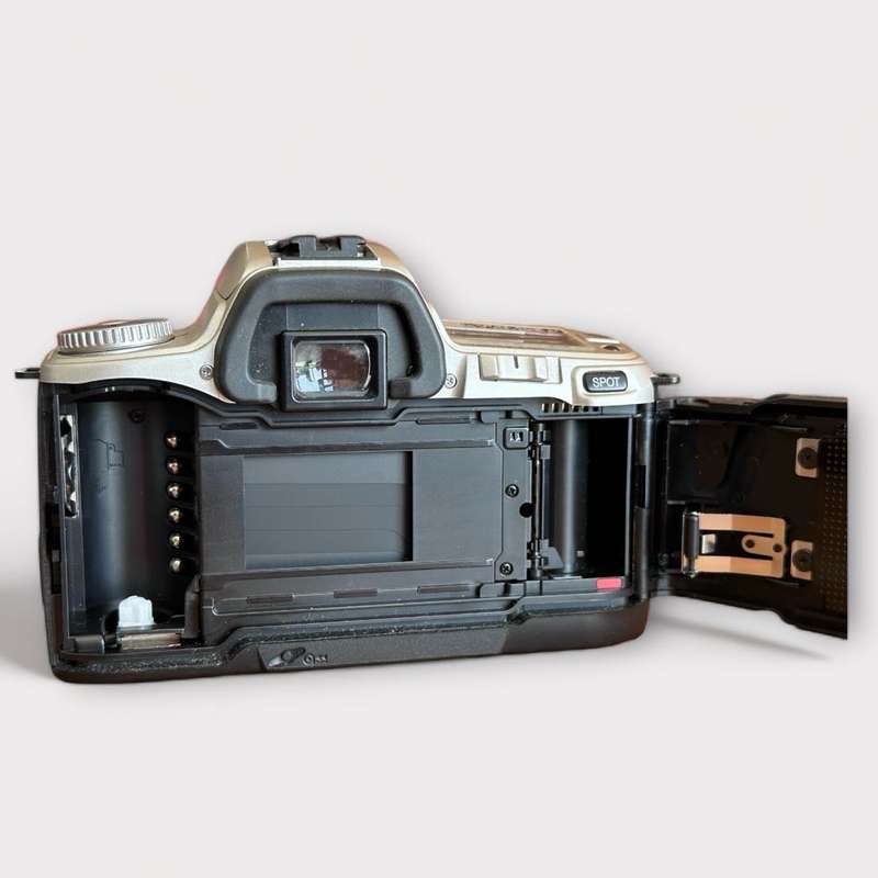 Minolta Dynax 404si 35mm Film Camera