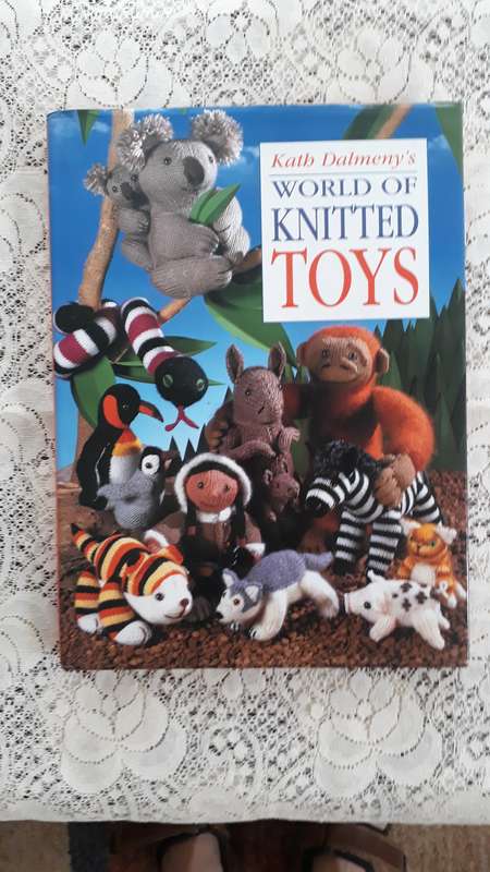 CRAFT KNITTING BOOK - WORLD OF KNITTED TOYS BY KATH DALMEY`S