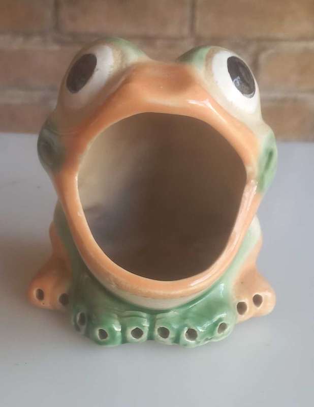 Widemouth frog figurine