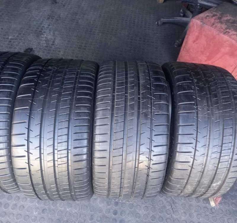 265/40/18 Michelin Pilot Super Sport.