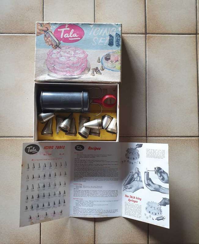 TALA ICING SET NO 1705 - Syringe + 11 Tubes - Pamphlet & Original Box Included