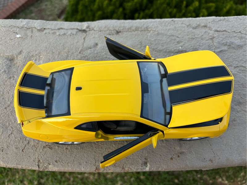 2010 1/18 Chevrolet Camaro Yellow Diecast model