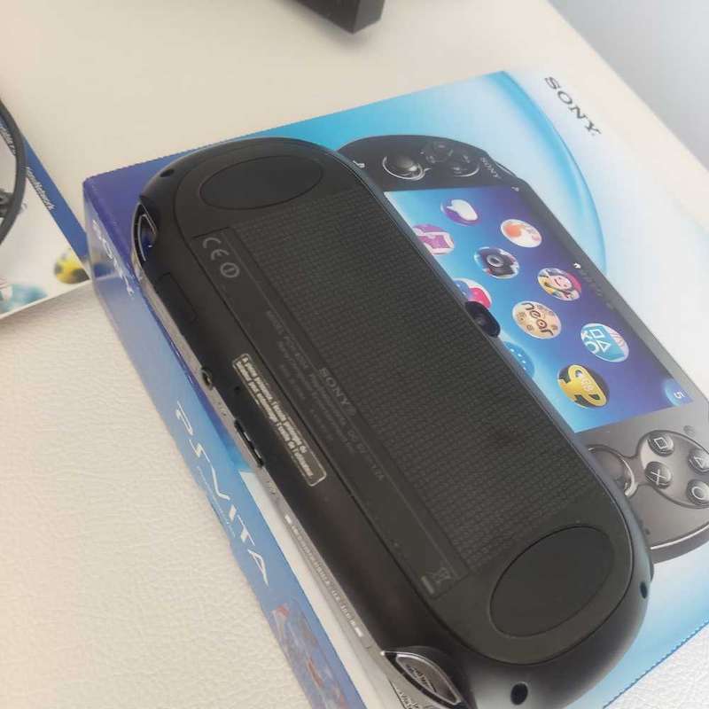 Sony Ps Vita Oled PCH 1003 Black Ops wi fi bundle