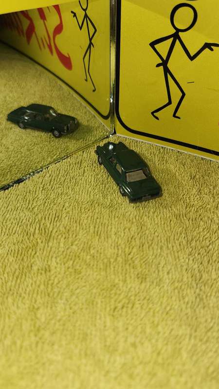 Older Mercedes Benz 200 by Wiking