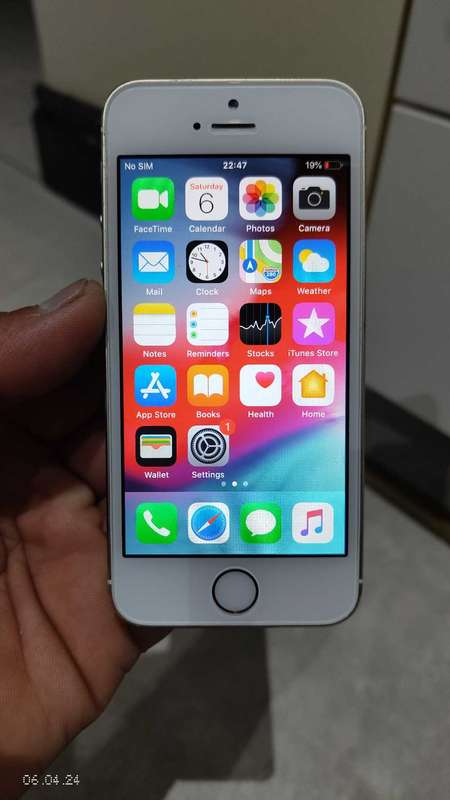 Apple iPhone 5S Gold 32GB clean condition (pre owned)