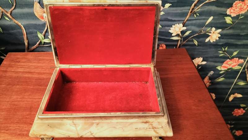 Large Onyx Jewellery Box with Fish Shaped Feet