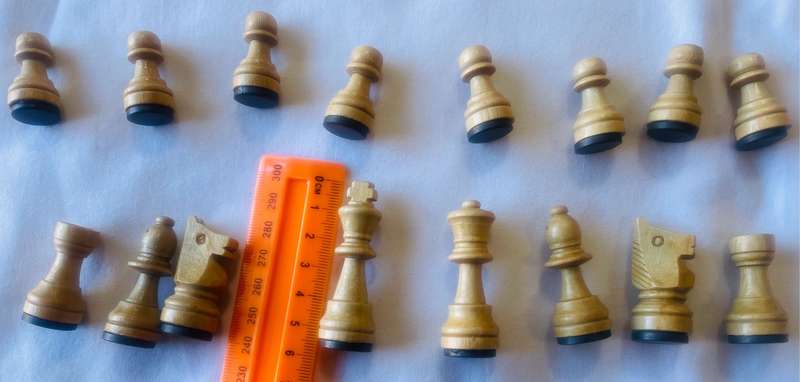 MAGNETIC SQUARE WOODEN CHESS SET WITH MAGNETIC WOOD PIECES, EXCELLENT CONDITION