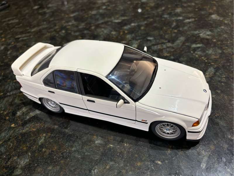 BMW 1/18 E36 318is White (UT Models)