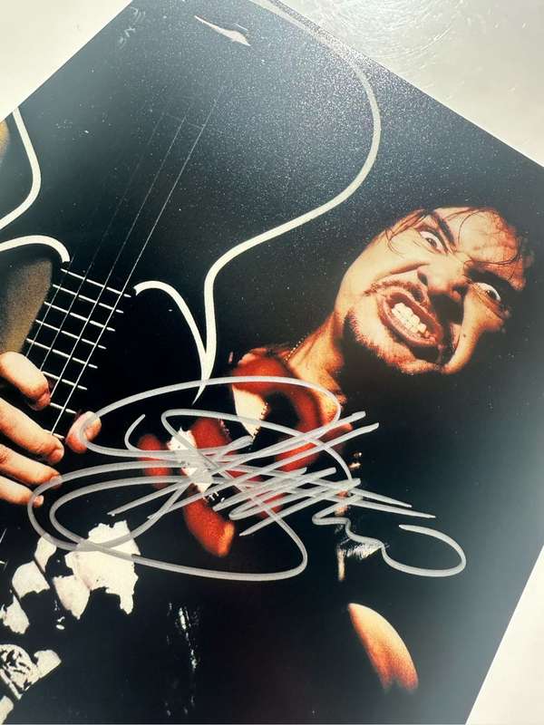 GENE SIMMONS "KISS" -  AUTHENTIC AUTOGRAPH - 100% ORIGINAL - WITH COA