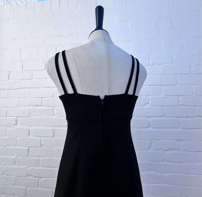 Pretty short black cocktail dress lined (small)