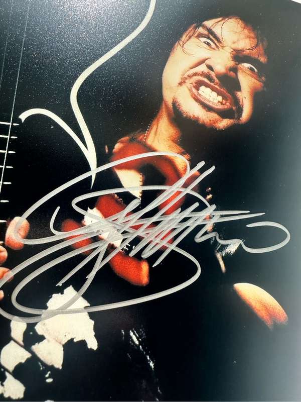 GENE SIMMONS "KISS" -  AUTHENTIC AUTOGRAPH - 100% ORIGINAL - WITH COA