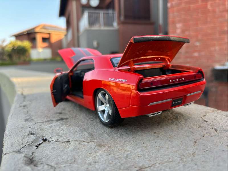 2006 1/18 Dodge Challenger Concept Red Diecast model