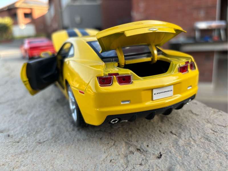 2010 1/18 Chevrolet Camaro Yellow Diecast model