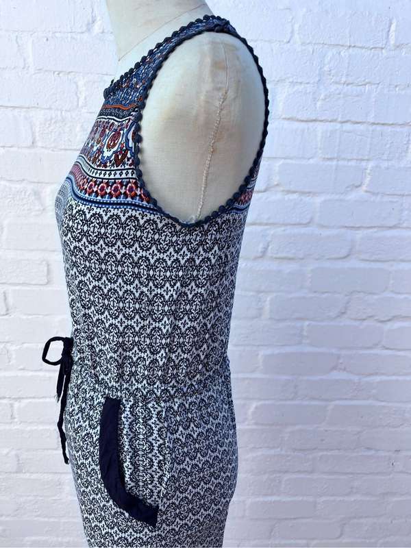Cute cool blue-and-white dress with pockets - size 10