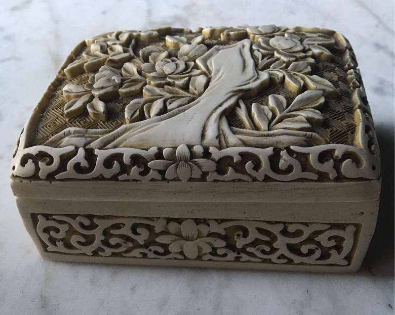 Vintage Chinese Cinnabar jewellery box