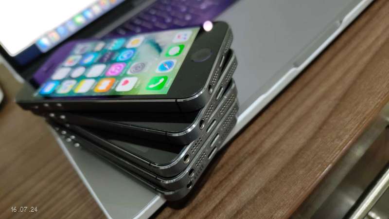 Apple iPhone 5s 32GB Space Gray(pre owned) on special !!!!