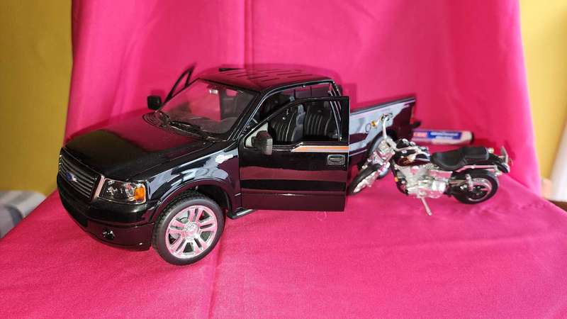 Ford F 150 Custom & Harley (1:18)