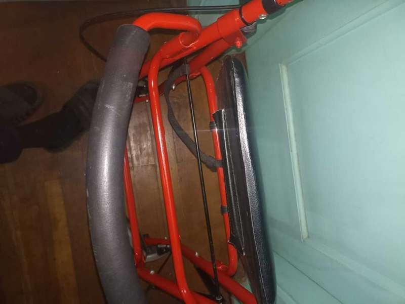 Rollater with 4 Wheels and hand Brakes
