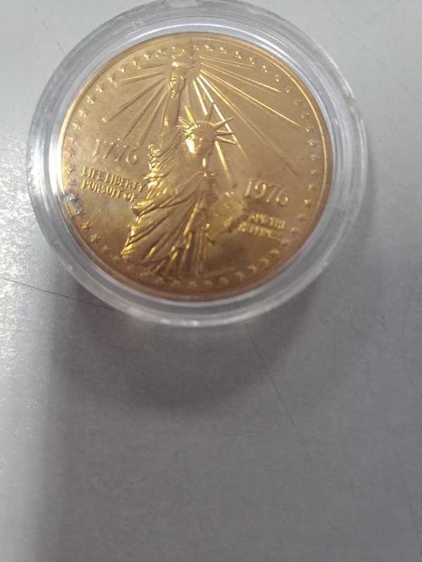 AMERICAN REVOLUTION BICENTENNIAL COIN 1776 -1976  WE,ZRE THE PEOPLE COIN